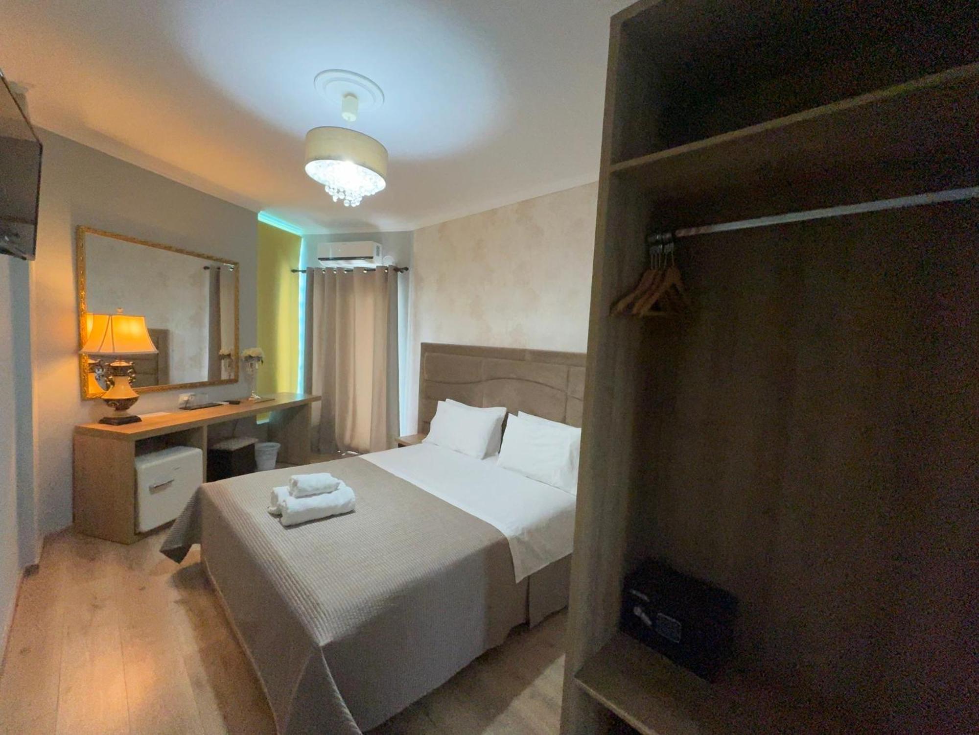 Hotel Royal Saranda Esterno foto